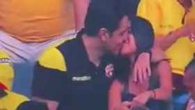 El beso captado por las cámaras en el estadio de fútbol
