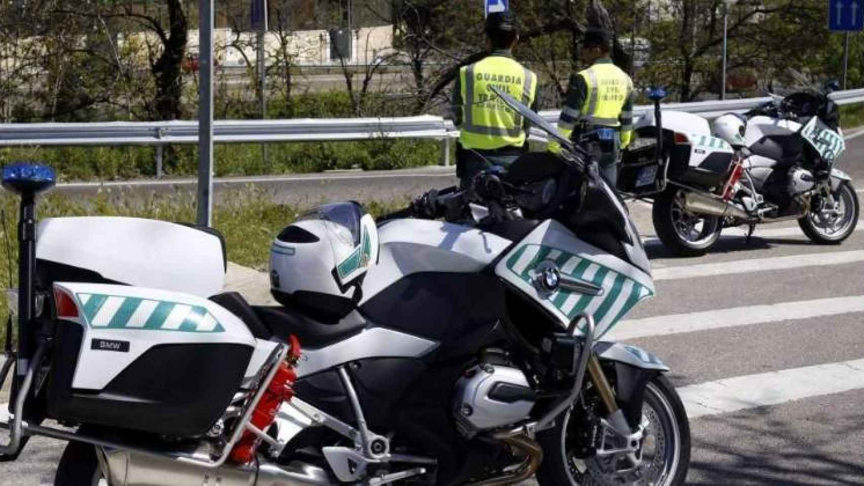 Los agentes de Guardia Civil en moto.