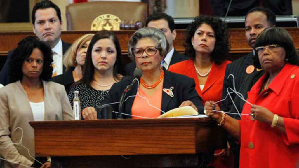 La senadora demócrata por Texas, Senfronia Thompson, protesta por el cambio de ley.
