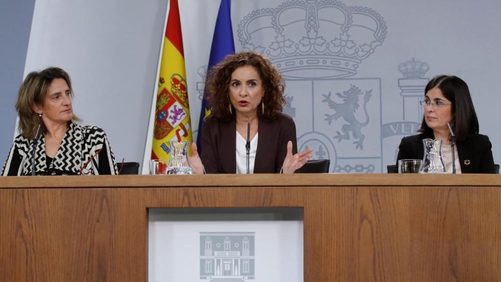 La ministra y portavoz, María Jesús Montero, junto con la vicepresidenta Teresa Ribera y la ministra Carolina Darias.