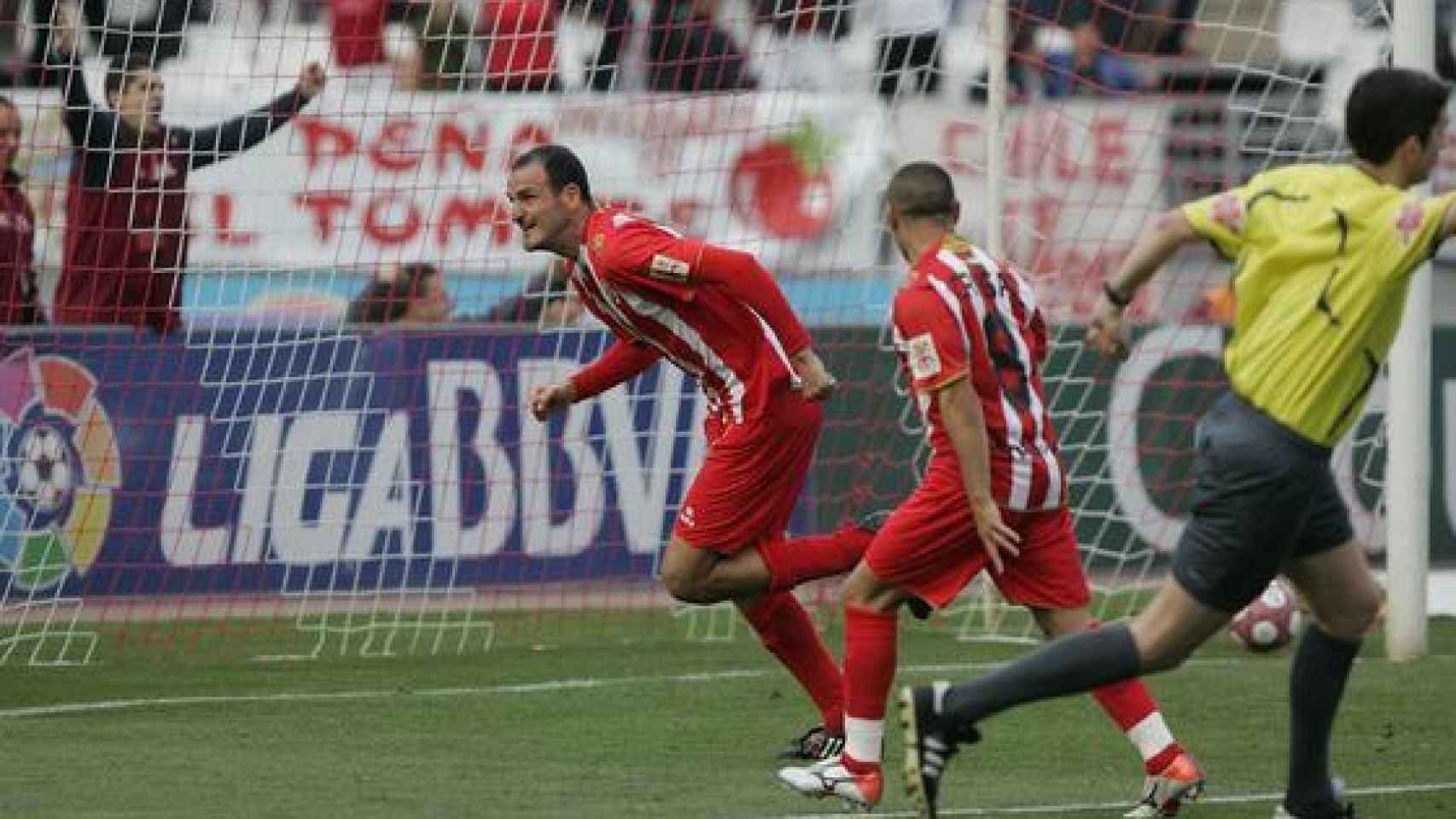 Fernando Soriano celebra un gol durante su etapa como jugador del Almería