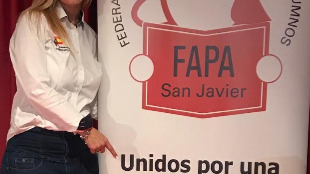 Adela Monteagudo, madre de tres hijos y presidenta de la FAPA San Javier, está a favor.