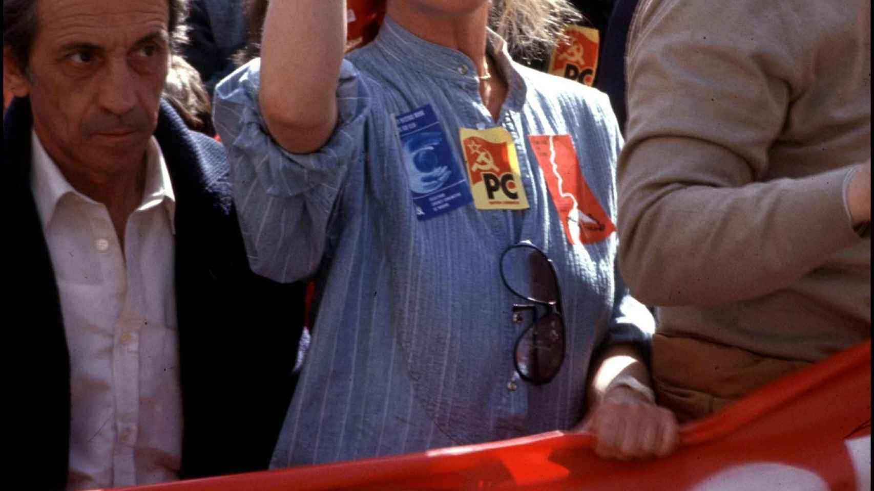 Marisol con el puño en alto en la manifestación contra la OTAN.