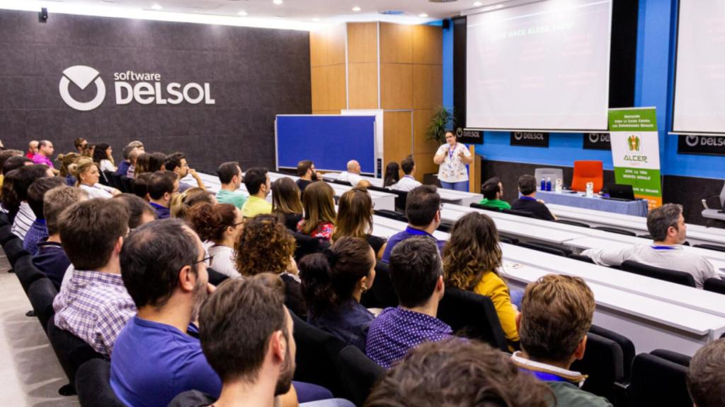 Una reunión de trabajadores en el salón de actos de la empresa.