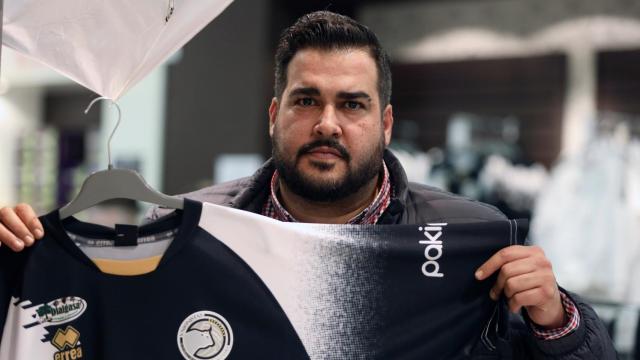 Miguel Ángel Sandoval, presidente de Unionistas de Salamanca, posa con la camiseta del equipo