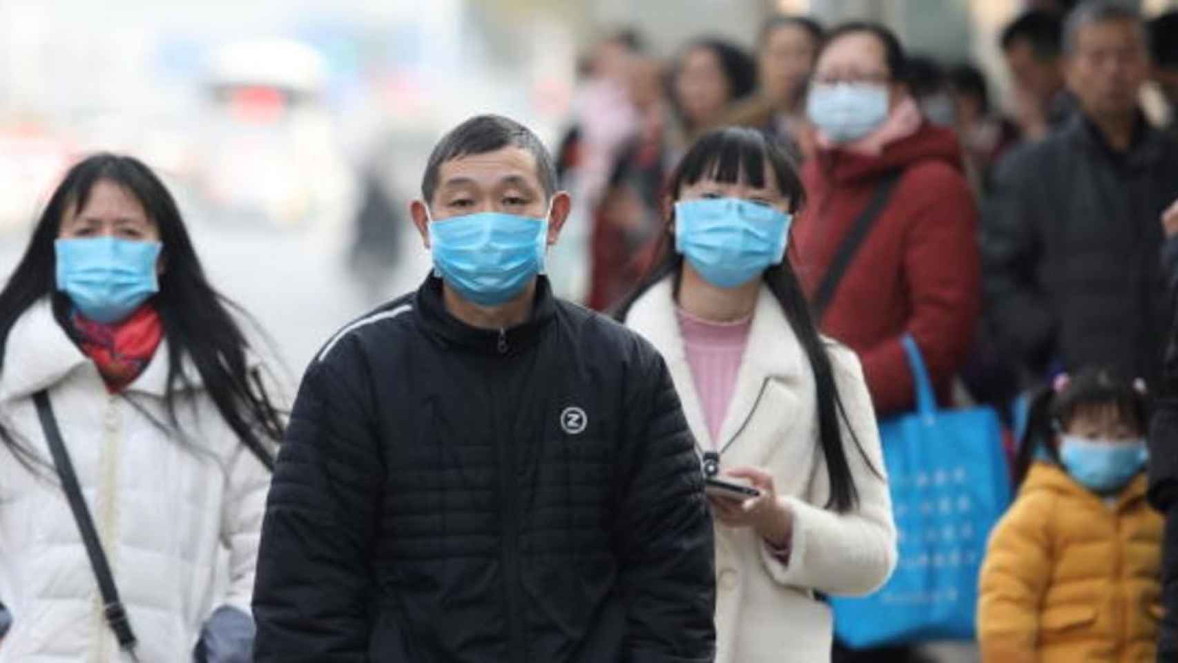 Ciudadanos chinos con mascarillas ante la amenaza mundial por el coronavirus.