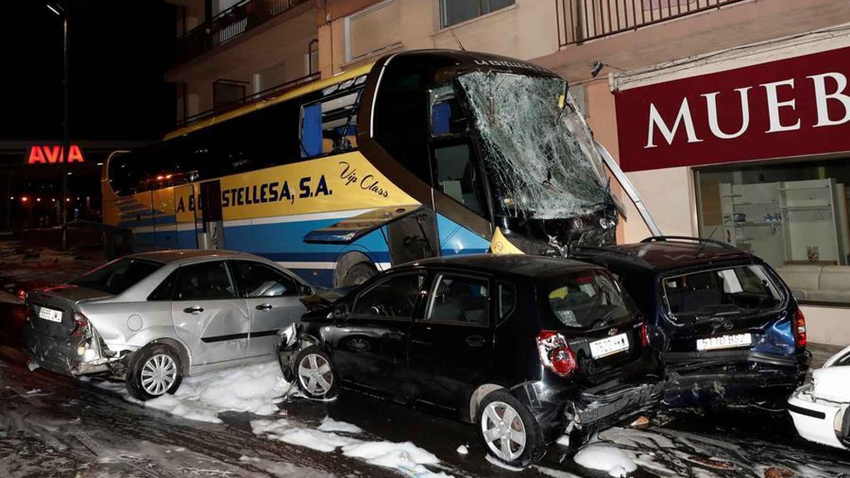 El autobús siniestrado de la empresa La Estellesa y los coches con los que colisonó.