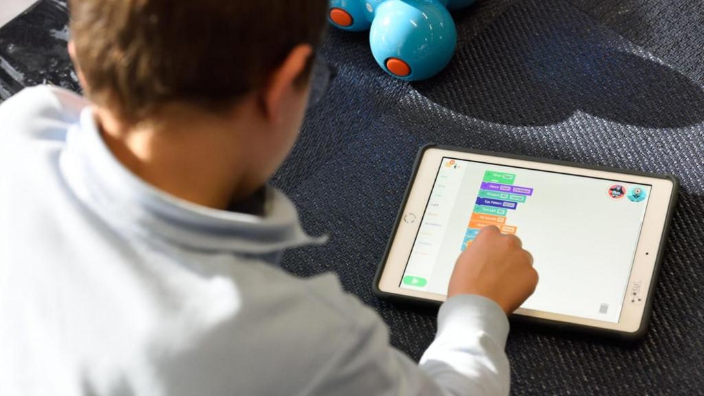 Niño jugando con una tablet.