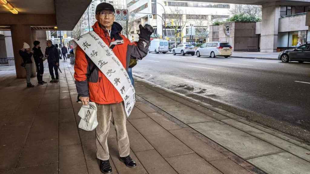 Kang Zhang, de 70 años, protesta frente a las Cortes de Vancouver frente al Gobierno chino.