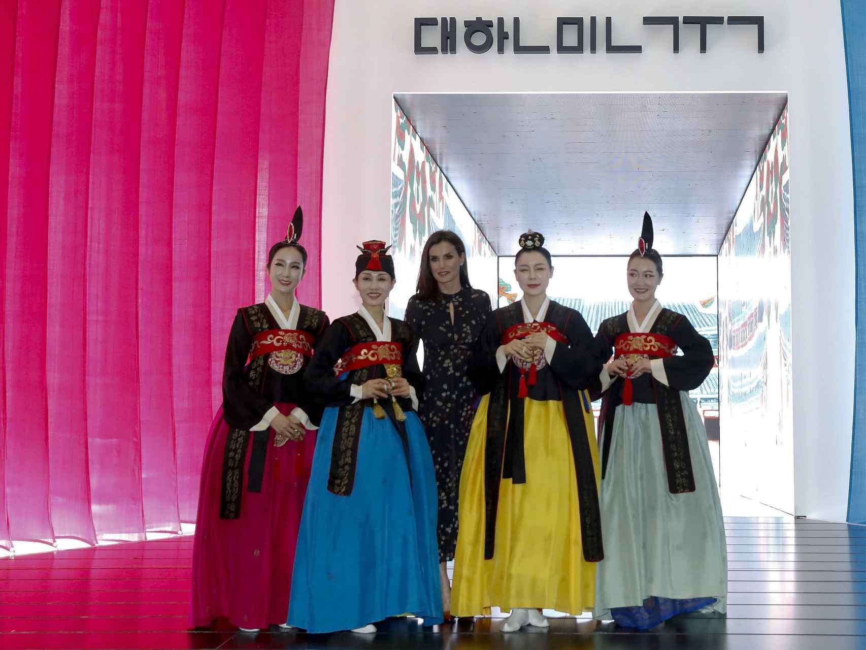 La reina Letizia con las bailarinas del hayngbal de Corea del Sur.