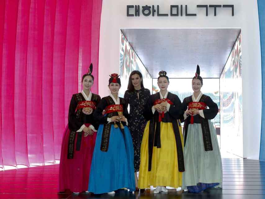La reina Letizia con las bailarinas del hayngbal de Corea del Sur.