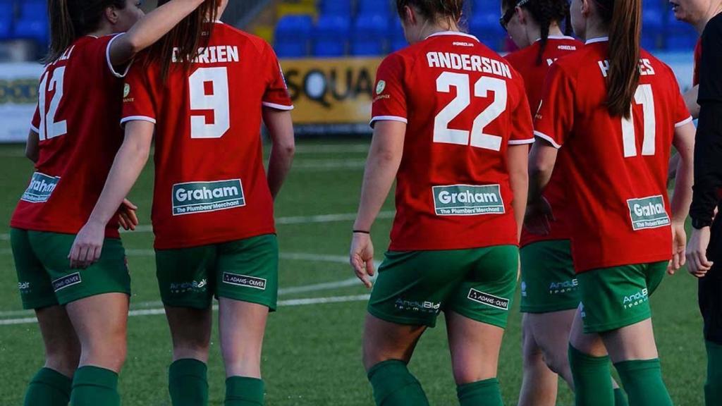 Futbolistas del Coventry femenino celebran un gol ante el Crystal Palace