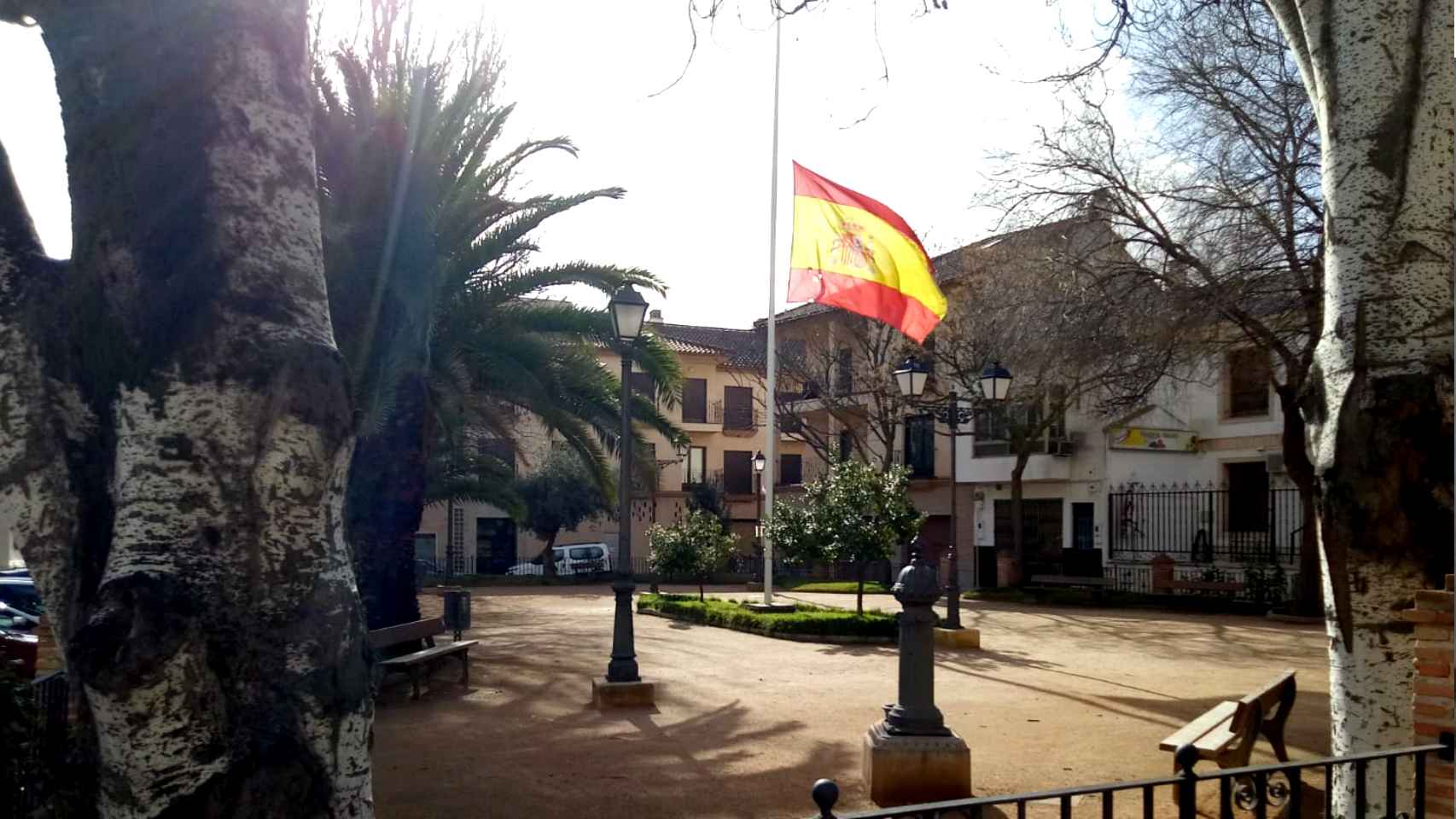 La bandera española ondea a media asta en la Plaza de la Constitución.