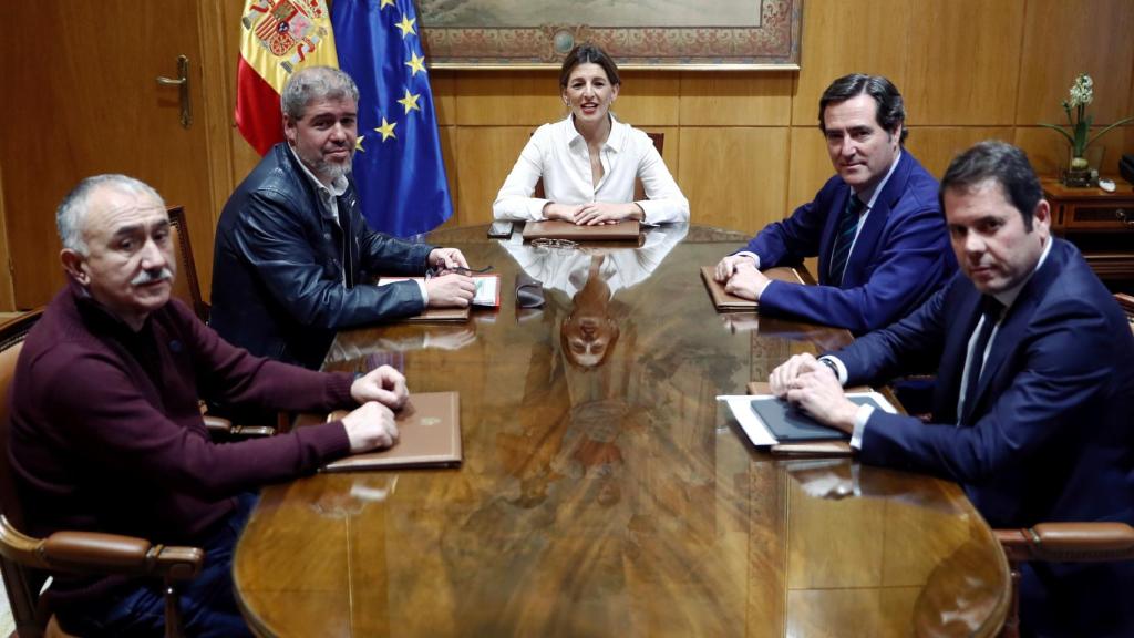 De izda. a dcha. José Antonio Álvarez, secretario general de UGT; Unai Sordo, líder de CCOO; Yolanda Díaz, ministra de Trabajo; Antonio Garamendi, presidente de CEOE y Gerardo Cuerva, presidente de CEPYME.