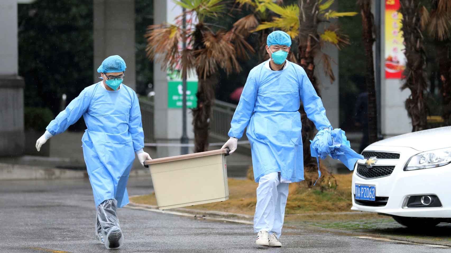 Trabajadores de un hospital de Wuham donde hay pacientes ingresados con la nueva neumonía.