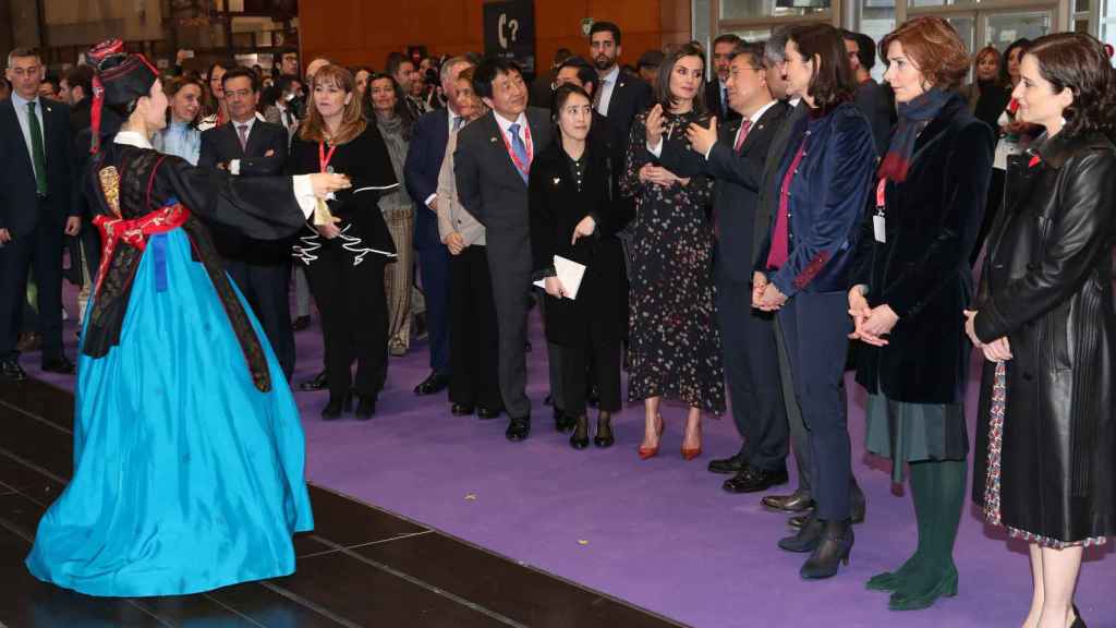 La reina Letizia en el 'stand' de Corea del Sur en Fitur.