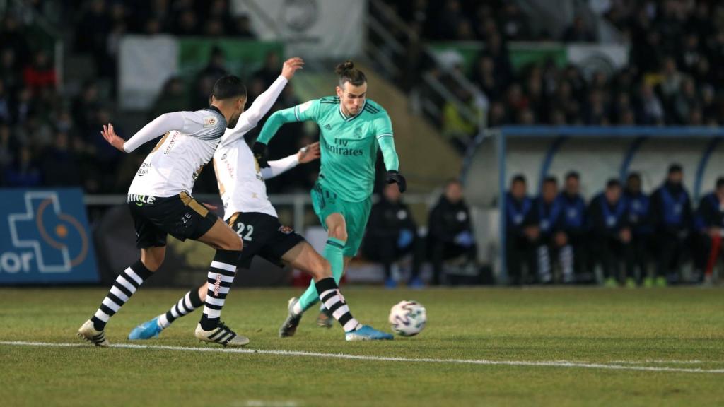 Gareth Bale encara la portería de Unionistas antes de marcar