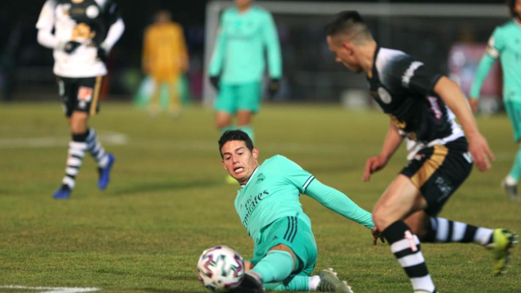 James Rodriguez se tira al suelo para robar un balón