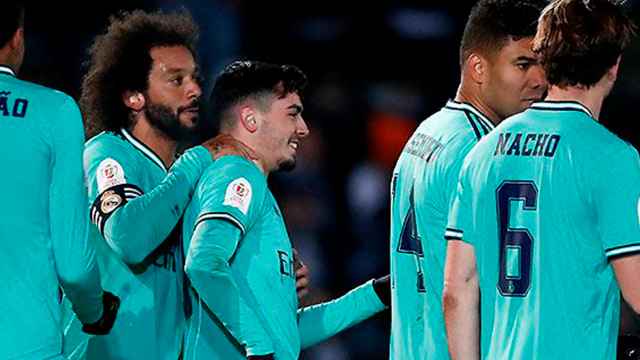 Los jugadores del Real Madrid felicitan a Brahim por su gol a Unionistas