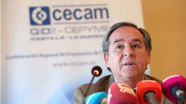 El presidente de la Confederación Empresarial de Castilla-La Mancha (Cecam), Ángel Nicolás, este miércoles en rueda de prensa en Toledo. Foto: Óscar Huertas