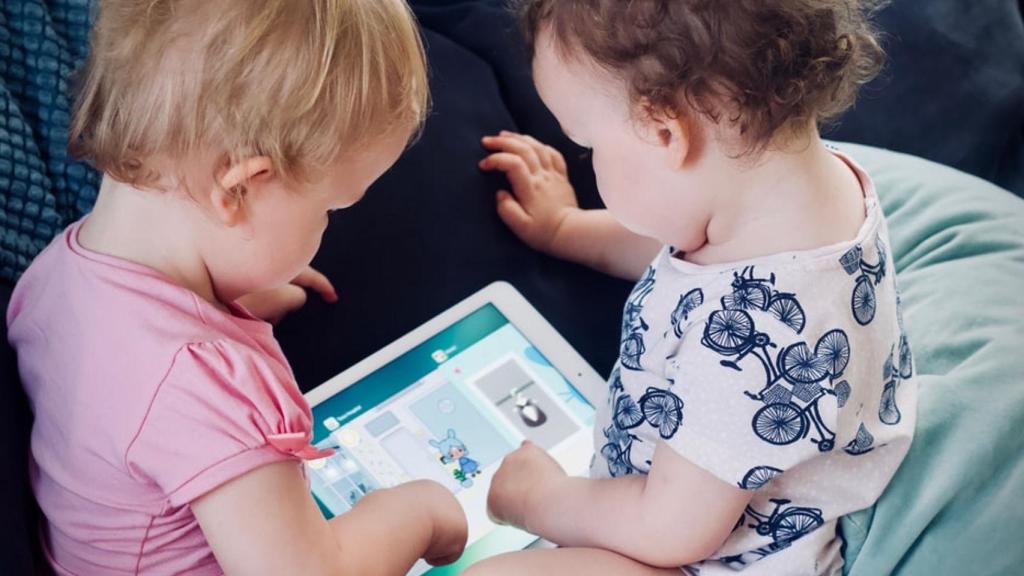 Bebés jugando con una tablet.