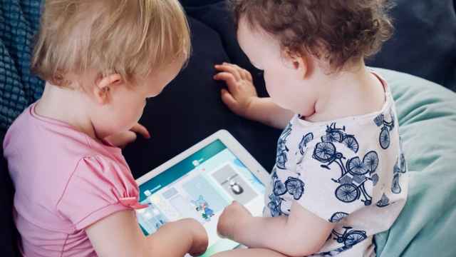 Bebés jugando con una tablet.