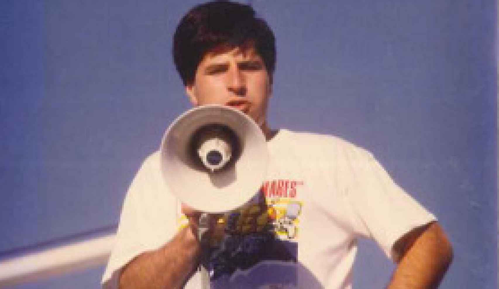 Gregorio Ordóñez, dirigiéndose a la gente con un megáfono, en 1985. ÁLBUM FAMILIAR (ARCHIVO FGO).
