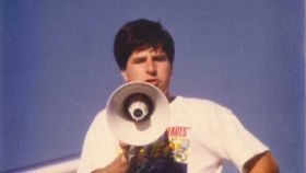 Gregorio Ordóñez, dirigiéndose a la gente con un megáfono, en 1985.