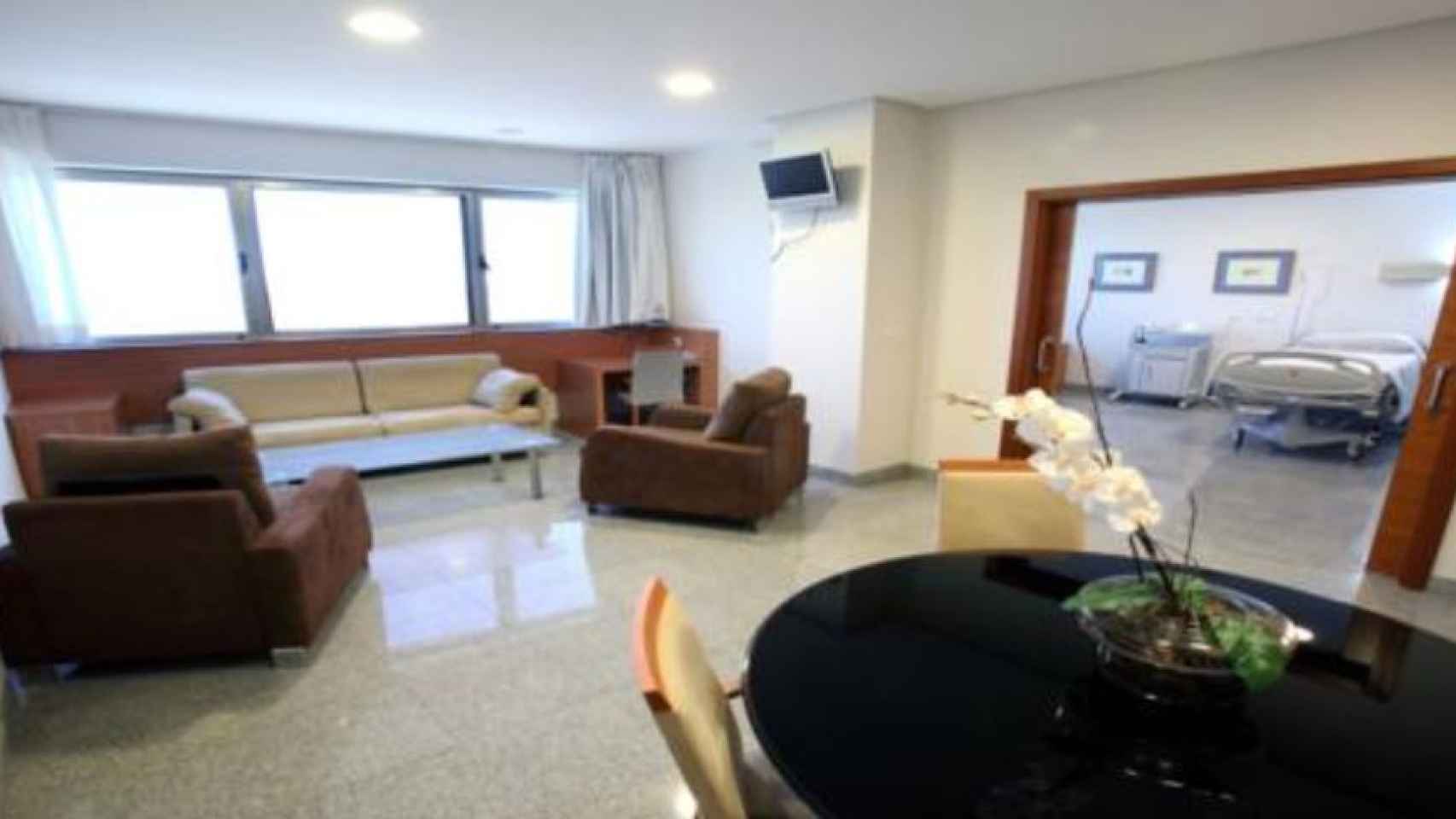 Detalle de la sala de estar de la suite del hospital Vithas Nisa Sevilla.
