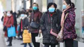 Un grupo de chinos con mascarillas tras el virus detectado en Wuhan.