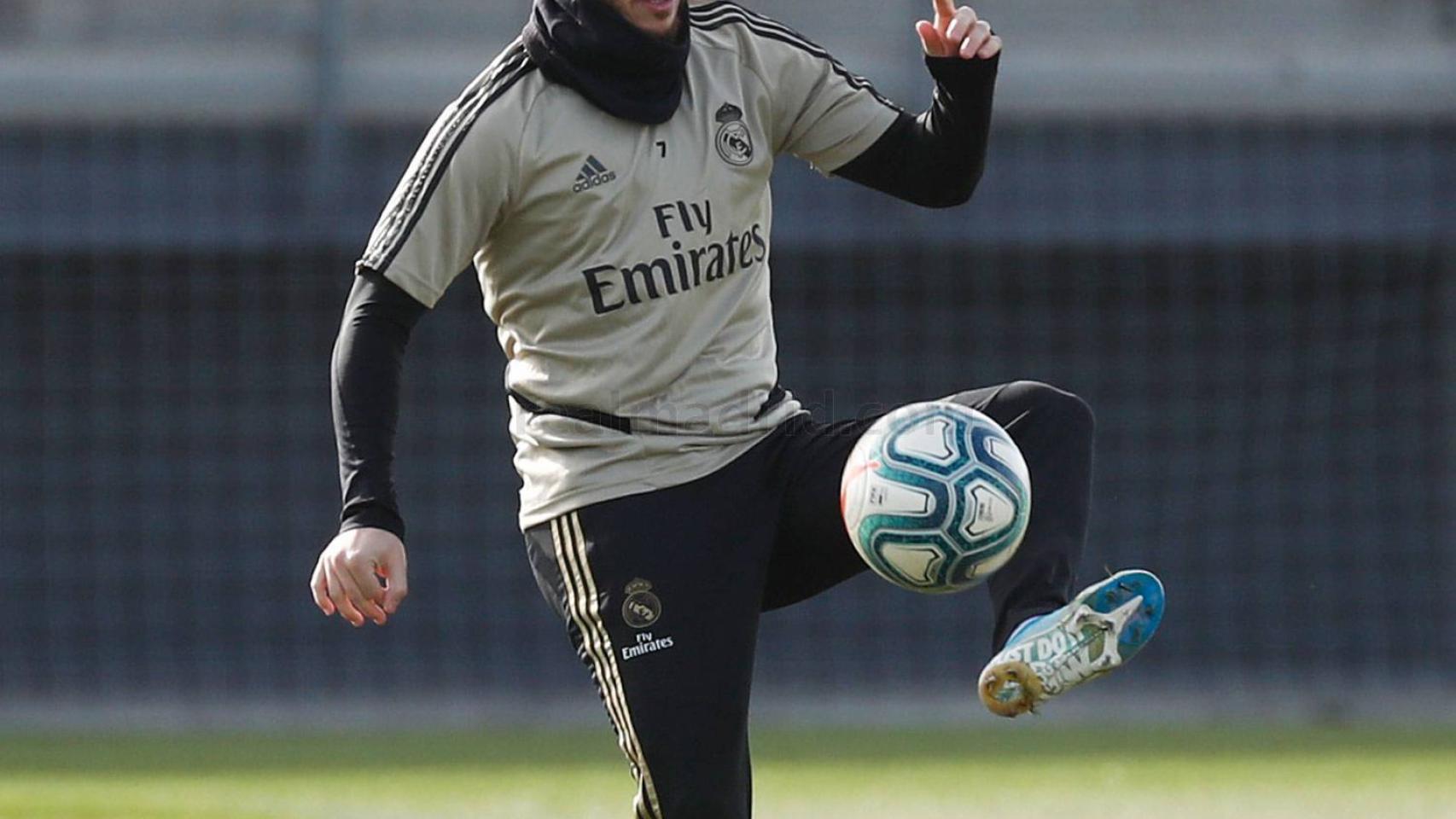 Hazard toca balón con el Real Madrid en un entrenamiento