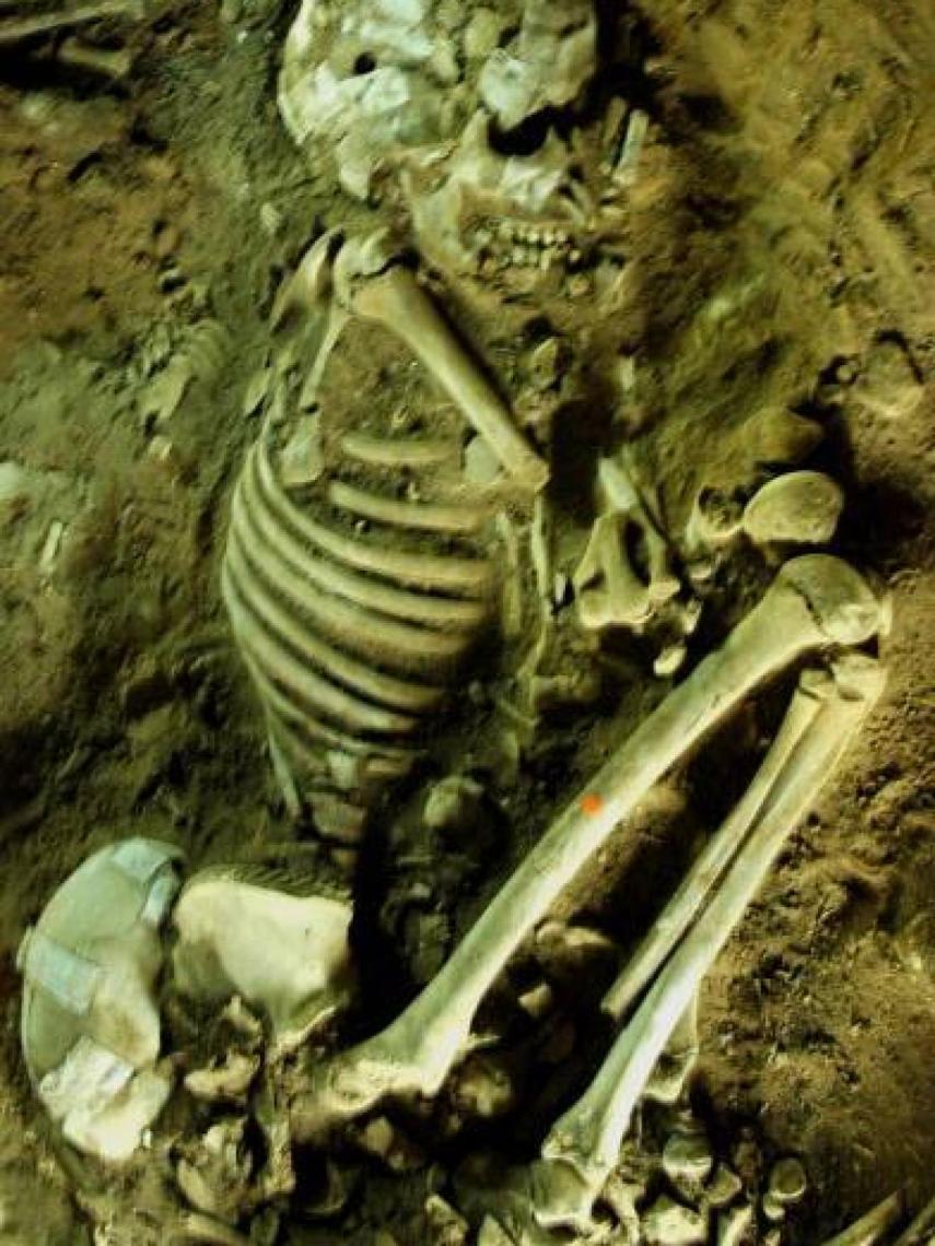 Uno de los cuerpos de los 66 individuos, en posición fetal.