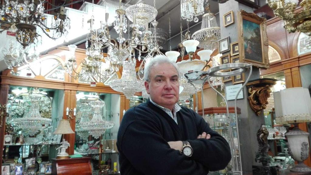 Andrés posa en su tienda de lámparas.