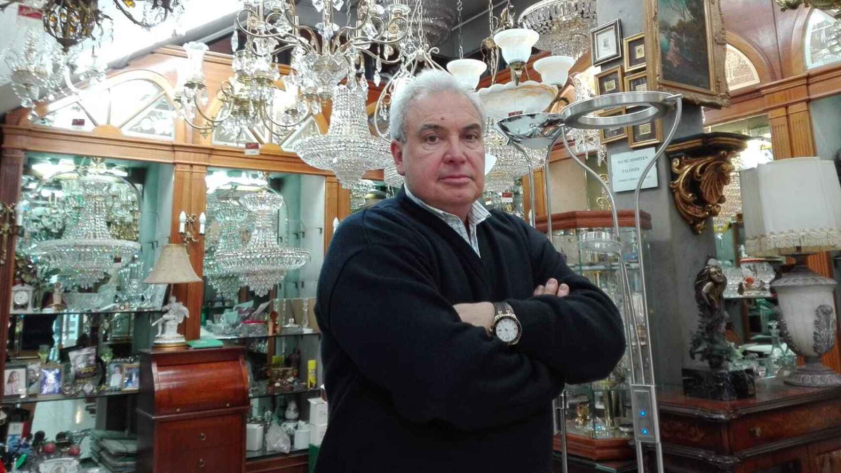 Andrés posa en su tienda de lámparas.