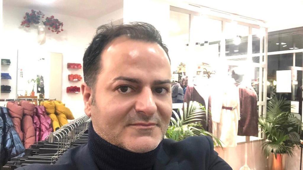 Gustavo tiene dos tiendas de ropa de mujer.