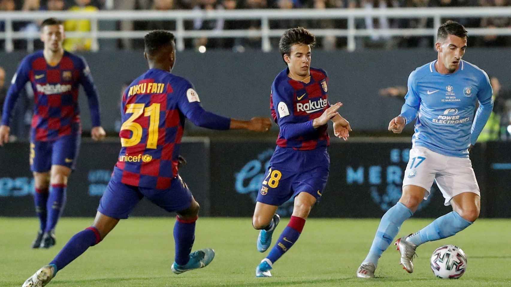Javi Pérez con Riqui Puig en el partido de Copa entre Ibiza y Barça