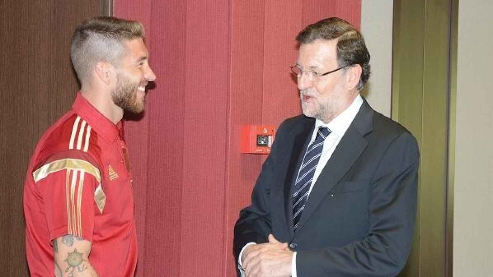Mariano Rajoy junto a Sergio Ramos durante una convocatoria de la Selección