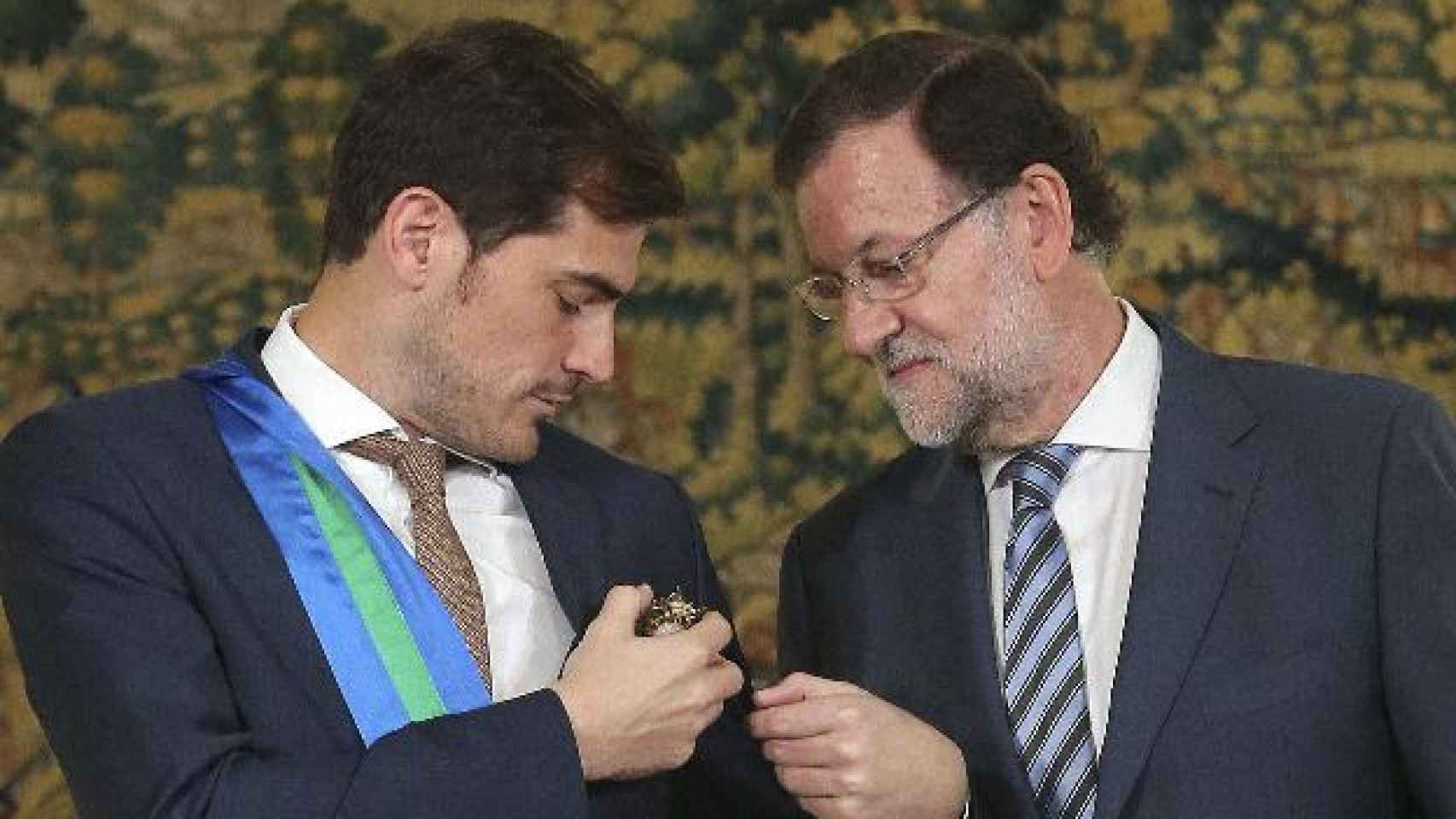Casillas recibe de Mariano Rajoy la medalla al mérito deportivo en 2015