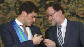 Casillas recibe de Mariano Rajoy la medalla al mérito deportivo en 2015