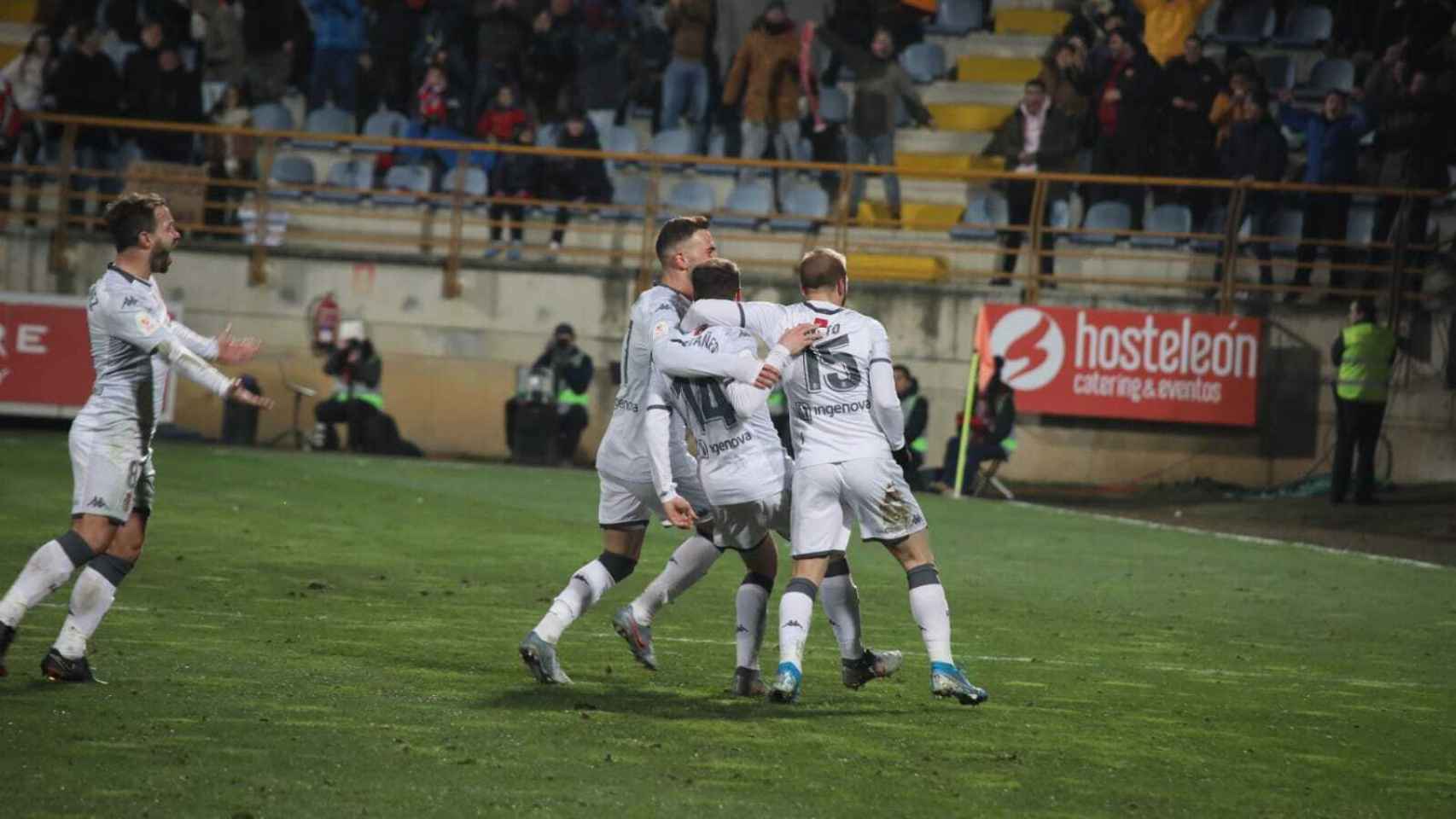 Los jugadores de la Cultural Leonesa celebran un gol ante el Atlético en la Copa del Rey