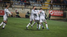 Los jugadores de la Cultural Leonesa celebran un gol ante el Atlético en la Copa del Rey