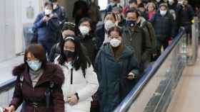 Pasajeros con máscarillas en el aeropuerto de Wuhan
