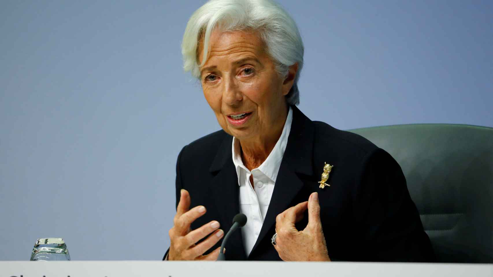 Christine Lagarde ha lucido un broche de búho durante su comparecencia este jueves
