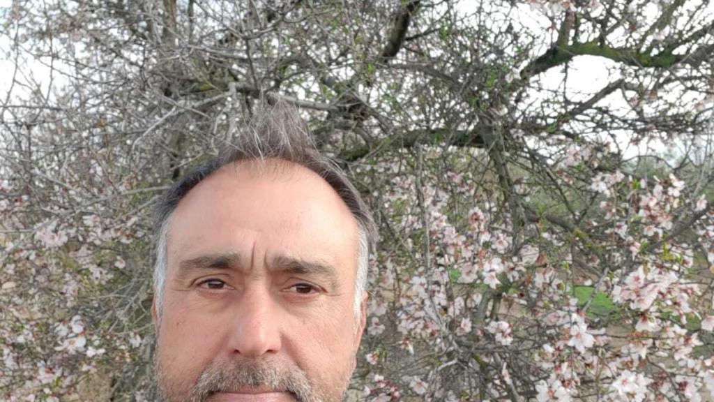 Juan José tiene almendros y olivos.