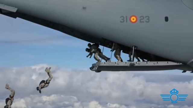 Salto masivo de paracaidistas del Ejército del Aire.
