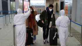 Controles en el aeropuerto de Wuhan, zona cero del virus