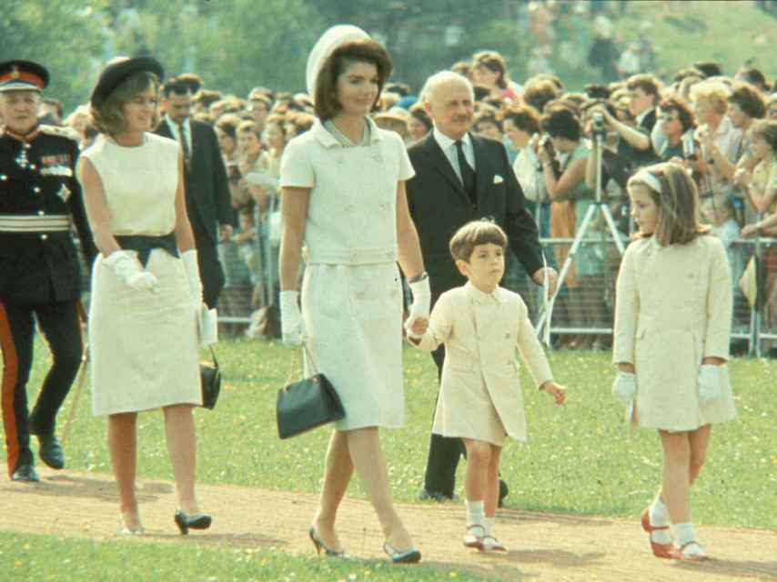 Jackie Kennedy y sus dos hijos, John John y Caroline.