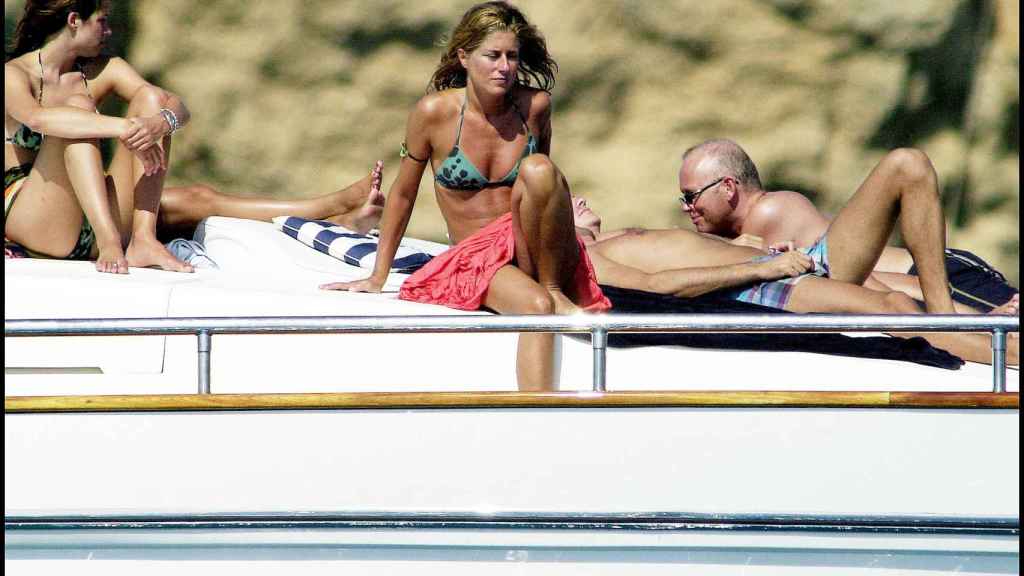 Marta Chávarri a bordo de un barco durante unas vacaciones en Ibiza en el año 2001.