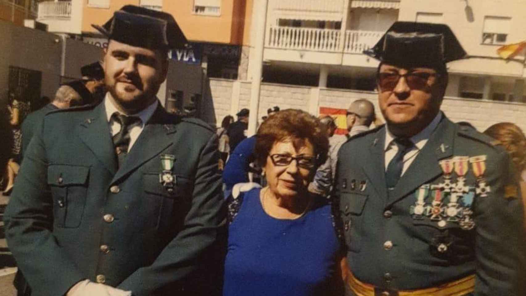 De izquierda a derecha. Cristian, su abuela y su padre, José Manuel.
