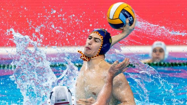 Álvaro Granados, realiza un disparo con la selección española de waterpolo